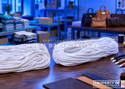 Gulungan talikur putih di area kerja dengan latar pakaian dan tas sebagai ilustrasi pemeriksaan tali untuk kebutuhan produksi, Mukti Djaya Talikur.