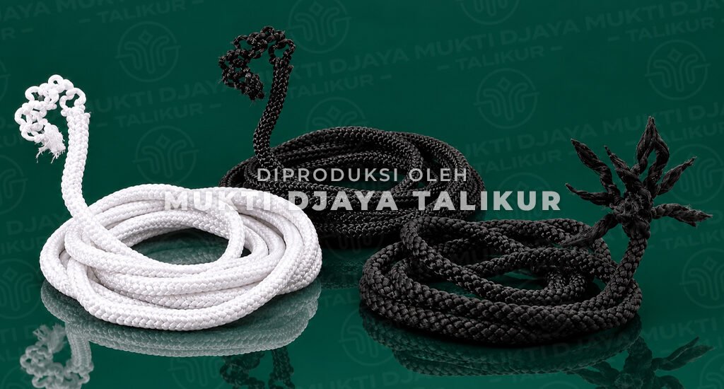 Talikur anyaman hitam, putih, dan warna-warni sebagai ilustrasi perbedaan bahan talikur PP, POY, dan Polyester.