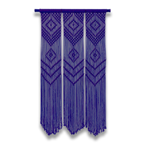 Hiasan dinding makrame berwarna biru tua dengan pola simpul geometris dan untaian tali panjang.