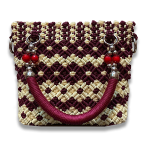 Tas kerajinan tangan kombinasi warna krem dan marun dengan pola anyaman, manik-manik, dan gagang melengkung.