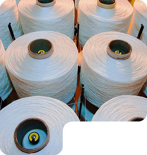 Gulungan benang POY (Partially Oriented Yarn) putih sebagai bahan baku produksi tali talikur di Mukti Djaya Talikur
