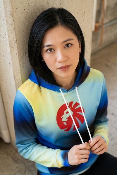 Talikur anyaman kepang polyester non isi berwarna putih sebagai tali hoodie pada pakaian dengan desain gradasi warna biru dan kuning.